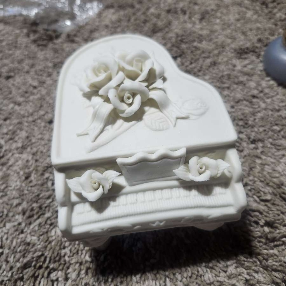 Elegant White Piano Jewelry Box